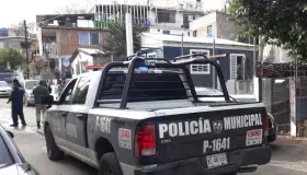Roban y golpean a migrante