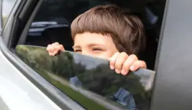 Llaman a evitar dejar niños en los vehículos