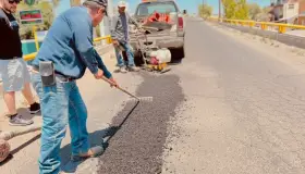 Intensifican campaña de bacheo en varias calles