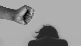 Golpea hombre y trata de ahorcar a su pareja