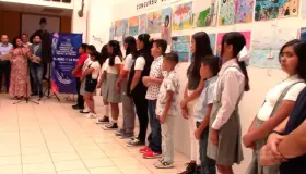 Premian a niños en concurso de dibujo