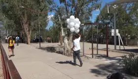 Despiden a Emiliano con globos blancos