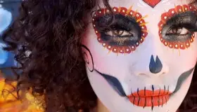 Reviven la muerte con La Catrina; utilizan elaborado maquillaje