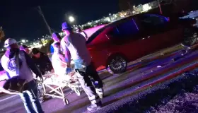 Resultan dos personas lesionadas en un choque múltiple en la carretera