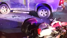 Ocasiona conductor impacto de socorrista en motocicleta