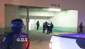 Hieren de bala a persona por pleito en antro