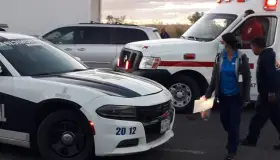 No respeta el semáforo y provoca choque