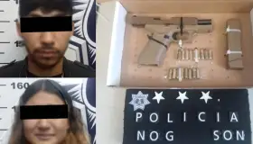 Pareja es detenida con un arma