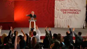 Sería una "gravísima" violación a la Constitución prohibir mañaneras, dijo AMLO