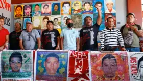 Llaman padres de los 43 a "boicotear" elecciones