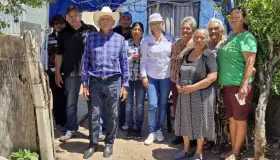 Recorre Azalia Guevara la ciudad y recibe apoyo de la comunidad