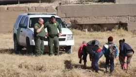 Cien migrantes se entregan a la Patrulla Fronteriza en El Paso