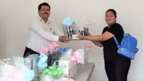 Reciben madres regalos en escuela