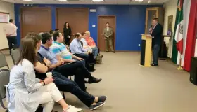 Visitan asiáticos la frontera