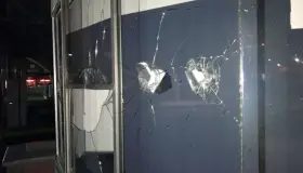 Denuncian robo en tienda de celulares