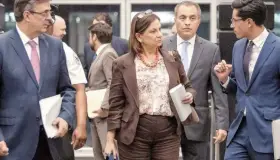 México gana, evita aranceles; el acuerdo con EU implica un compromiso para combatir a 'polleros'