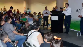 Entregan más de mil becas educativas