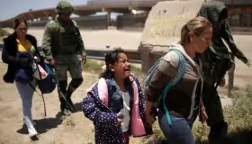 México ayuda más en la frontera que los demócratas: Pence