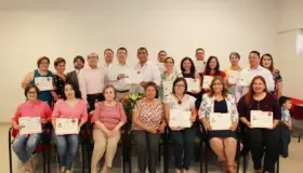 Reciben cédulas de especialidad