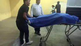 Muere baleado en lavado de autos