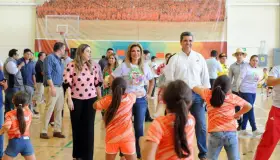 Convive Gobernadora con niños en campamento