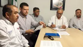 Evitan huelga de transportistas