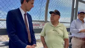 Precandidato a la presidencia de EU asiste a funeral en México