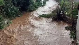 Localizan cuerpo arrastrado por arroyo