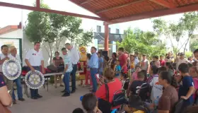 Entregan mochilas a niños nogalenses