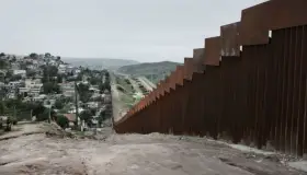 Por encima de la legalidad construye muro fronterizo