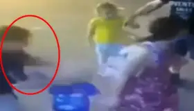 Mujer ataca a niño de 3 años con cuchillo, lo hiere en la cara