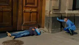 Hombre que asegura ser positivo a Covid-19 protesta afuera de Palacio Nacional