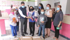 Reciben donación de libros