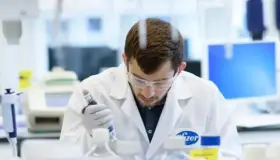 Aprueba Inglaterra vacuna Covid-19