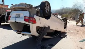 Abandona conductor auto tras volcarse