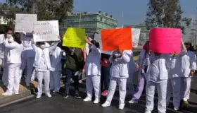 Enfermeras bloquean Insurgentes; piden ser vacunadas