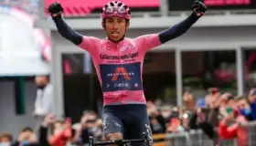 Egan Bernal da golpe de autoridad en el Giro de Italia