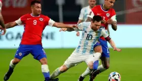 Scaloni está acostumbrado a marcas férreas sobre Messi