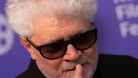 Almodóvar agradece el apoyo al cartel censurado en redes sociales