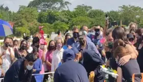 Entre aplausos y porras, entierran a Octavio Ocaña en Tabasco